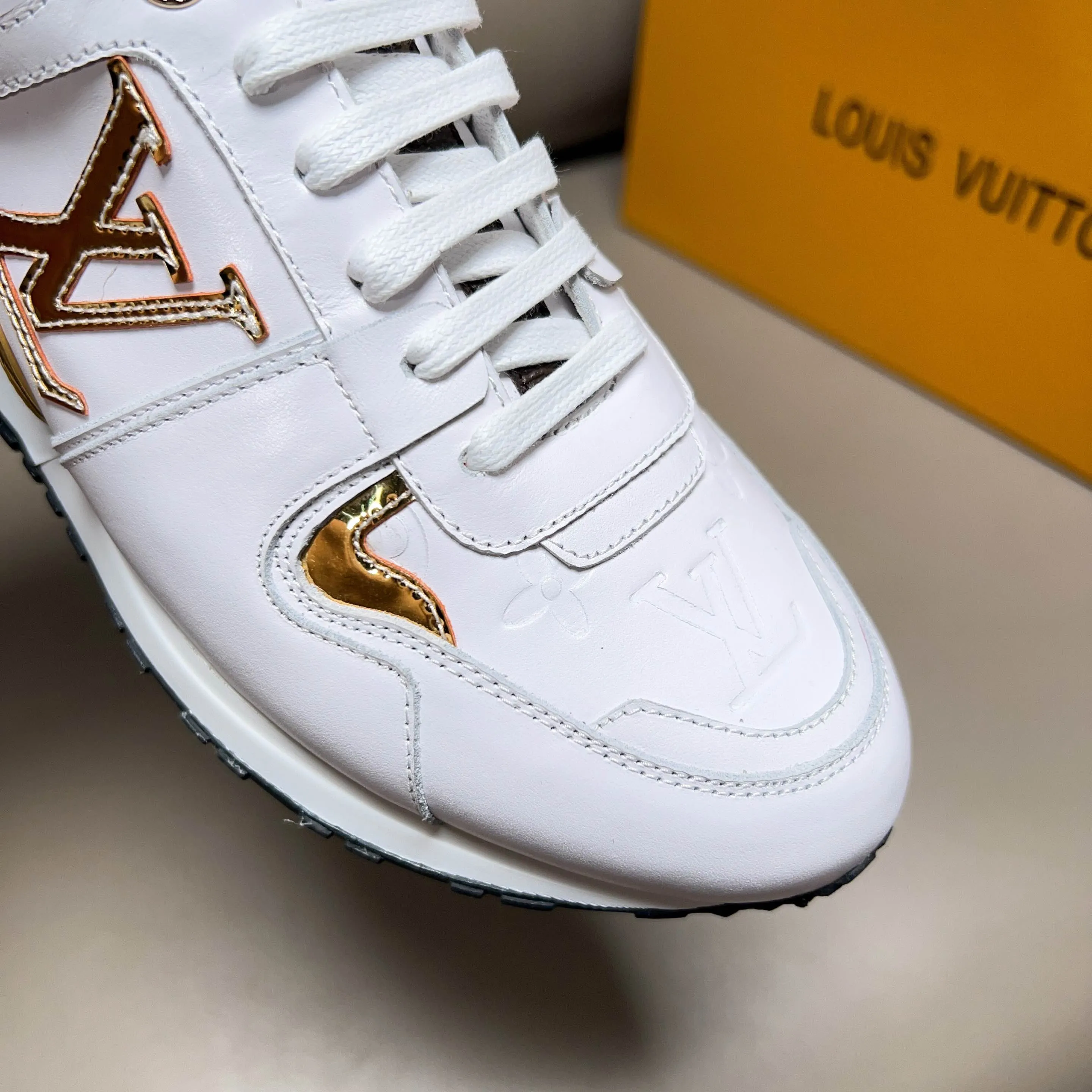 Factory price: 440💰【LV】Male and female couples model, sold simultaneously at counters, original classic 1:1 copy, original designer design, imported calf + sheepskin lining, L gold unique design on both sides, fashionable and trendy. 🔍🔍Original quality @ No pressure to enter and leave the counter at will, the original replica outsole is suitable for all kinds of travel, making it worth owning. Welcome all sellers to sell in the picture above. We can send one piece on behalf of you. Male size: 38-44 (can be customized to 45 sizes), female size: 35-39 (can be customized to 40 sizes)